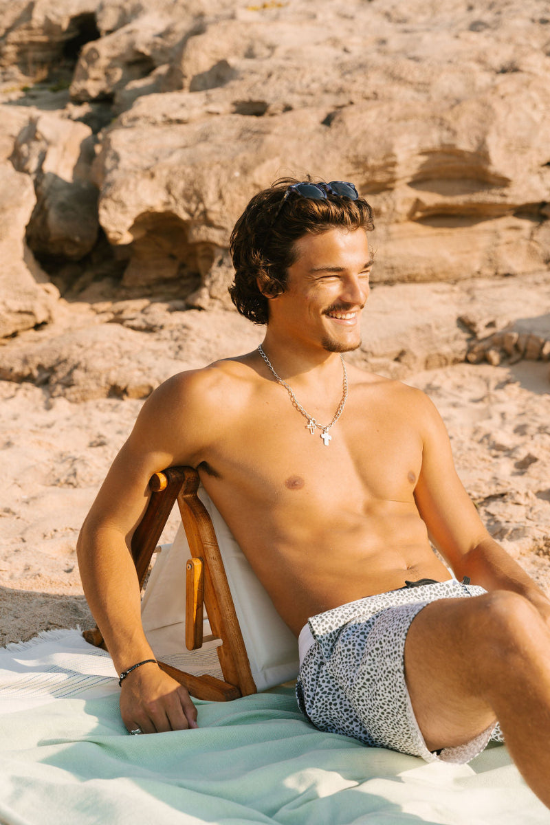 Homem com Sunsha Cascais junto à água praia portuguesa verão